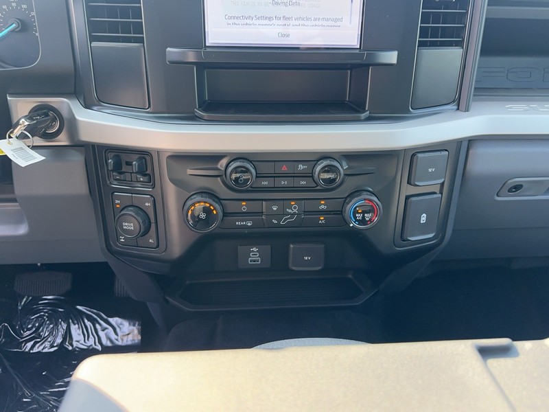 Ford Super Duty F-250 SRW Vehicle Full-screen Gallery Image 8
