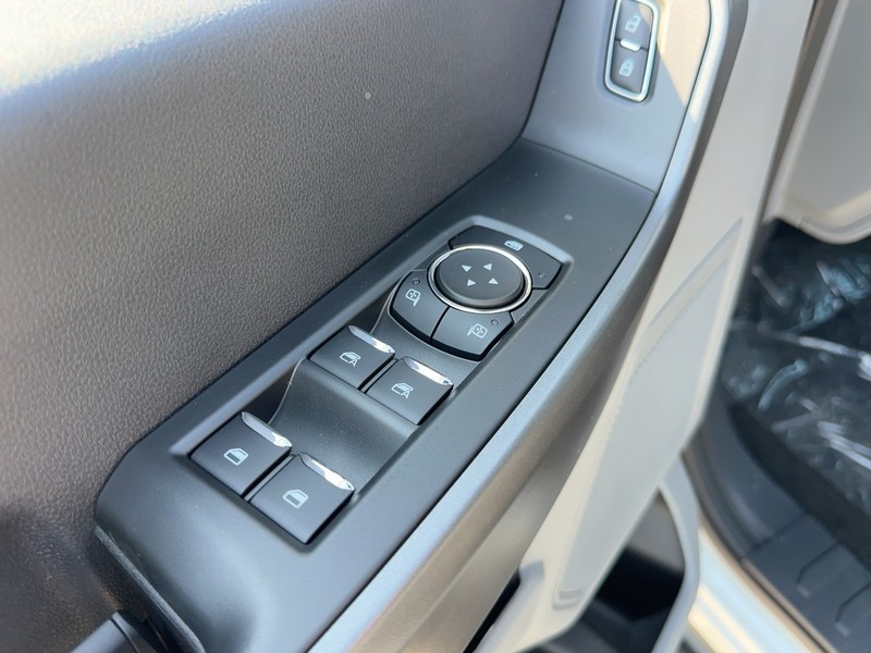 Ford Super Duty F-250 SRW Vehicle Full-screen Gallery Image 9