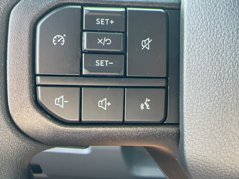 Ford Super Duty F-250 SRW Vehicle Full-screen Gallery Image 12