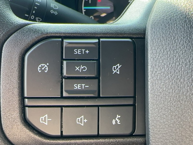 Ford Super Duty F-250 SRW Vehicle Full-screen Gallery Image 13