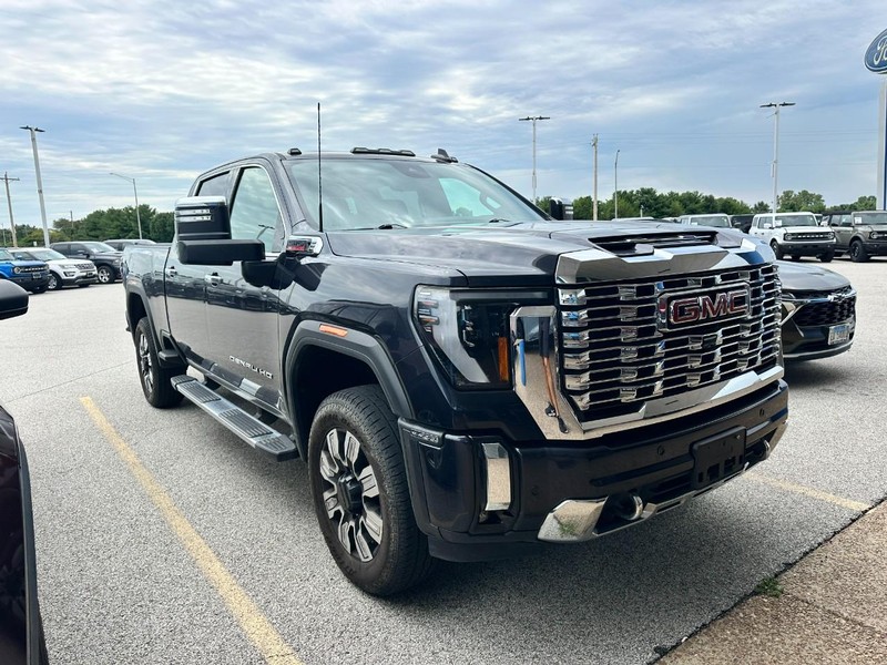 GMC Sierra 3500HD Vehicle Full-screen Gallery Image 2