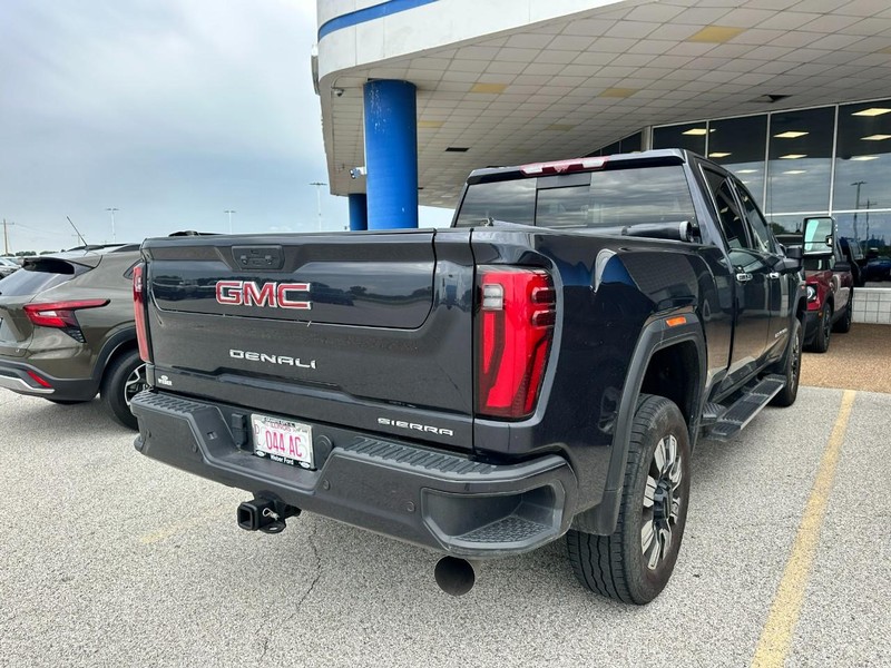GMC Sierra 3500HD Vehicle Full-screen Gallery Image 3