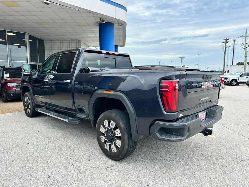 GMC Sierra 3500HD Vehicle Full-screen Gallery Image 4
