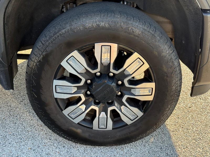 GMC Sierra 3500HD Vehicle Full-screen Gallery Image 7