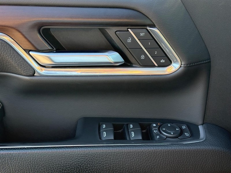 GMC Sierra 3500HD Vehicle Full-screen Gallery Image 25