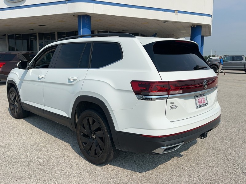 Volkswagen Atlas Vehicle Full-screen Gallery Image 3
