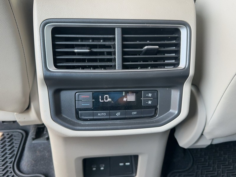 Volkswagen Atlas Vehicle Full-screen Gallery Image 11