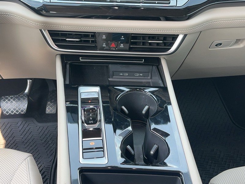Volkswagen Atlas Vehicle Full-screen Gallery Image 15