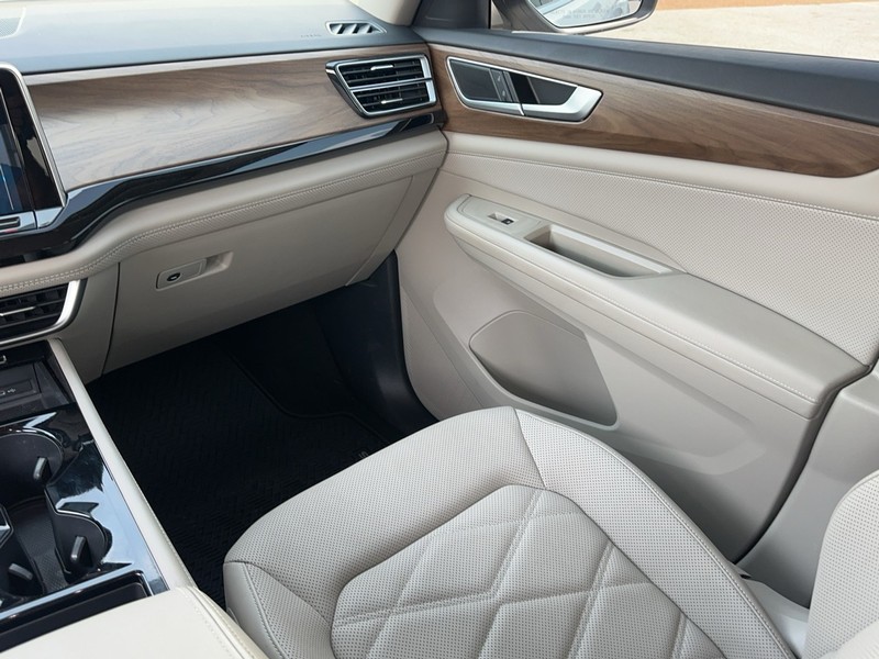 Volkswagen Atlas Vehicle Full-screen Gallery Image 16
