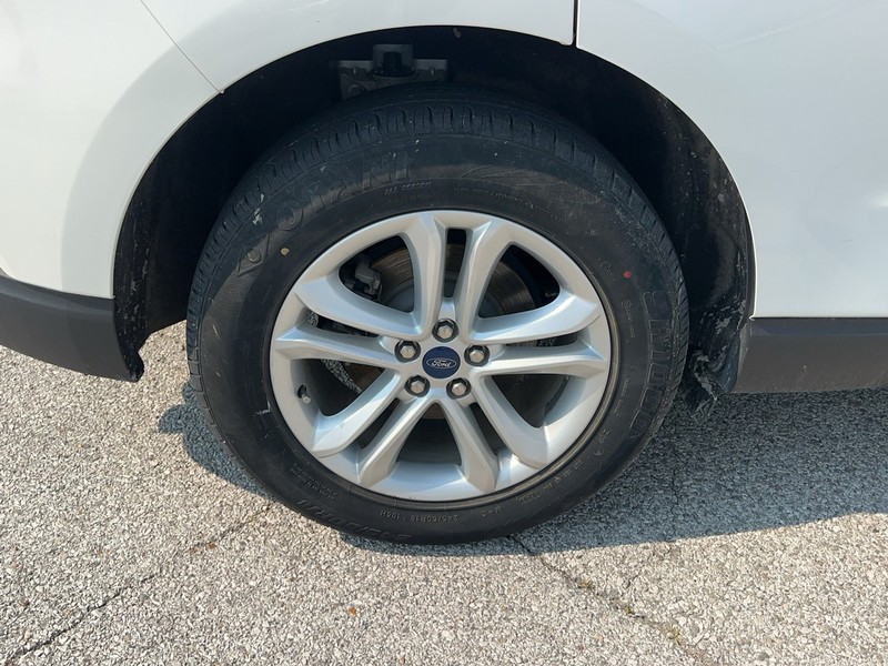 Ford Edge Vehicle Full-screen Gallery Image 6