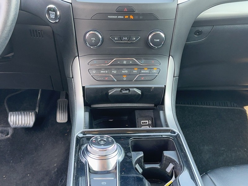 Ford Edge Vehicle Full-screen Gallery Image 15