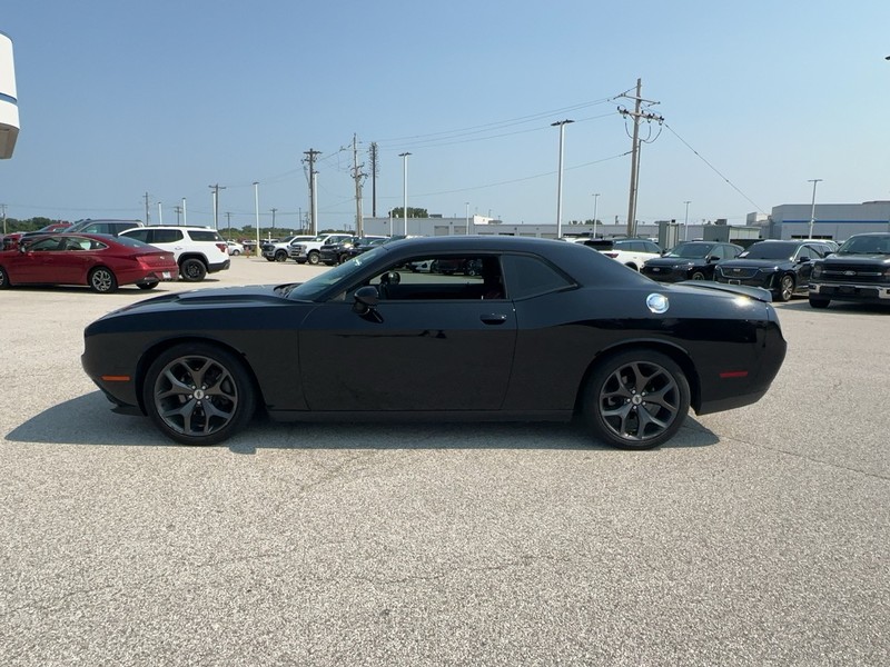 Dodge Challenger Vehicle Full-screen Gallery Image 2