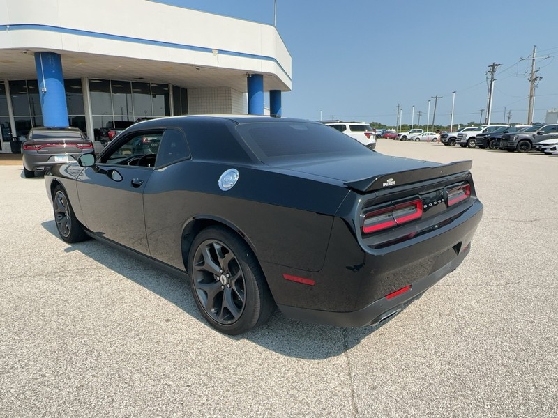 Dodge Challenger Vehicle Full-screen Gallery Image 3