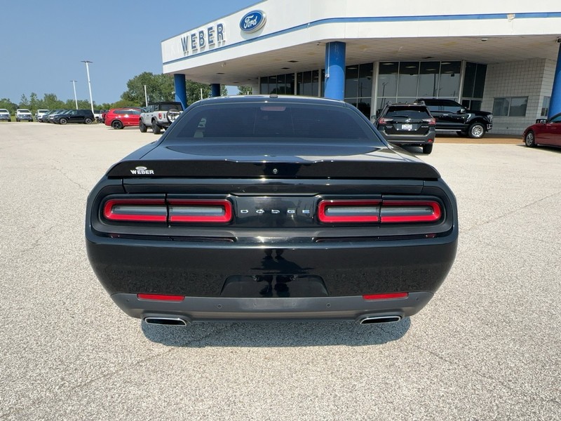 Dodge Challenger Vehicle Full-screen Gallery Image 4