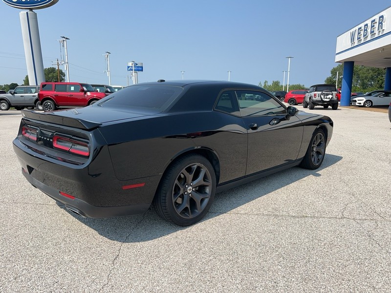 Dodge Challenger Vehicle Full-screen Gallery Image 7
