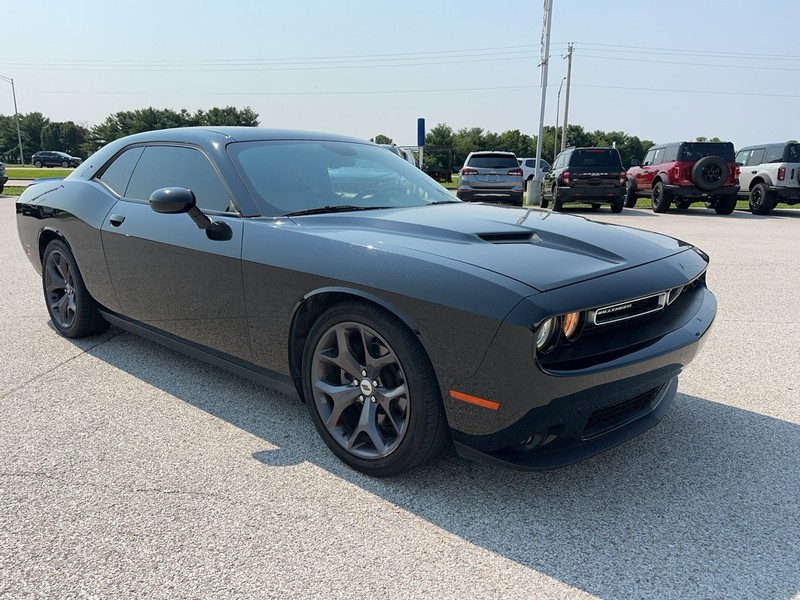 Dodge Challenger Vehicle Full-screen Gallery Image 8
