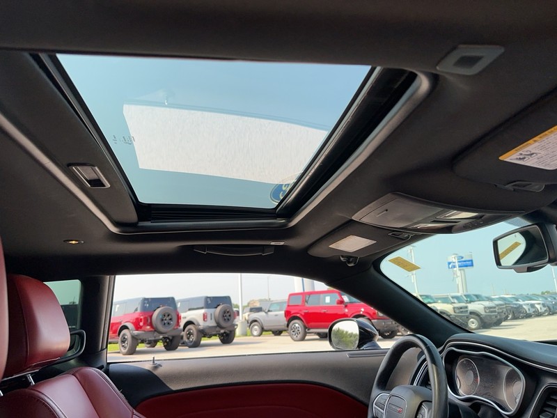 Dodge Challenger Vehicle Full-screen Gallery Image 12