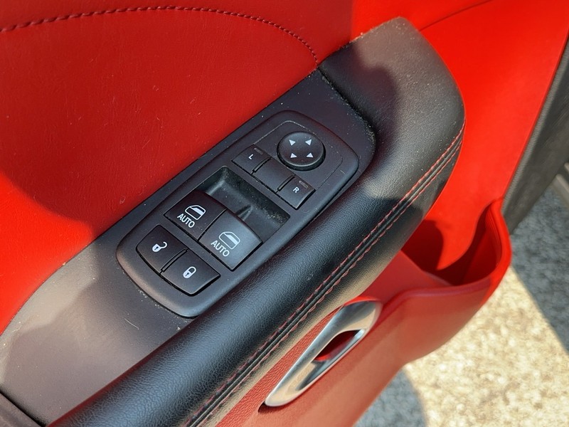 Dodge Challenger Vehicle Full-screen Gallery Image 15
