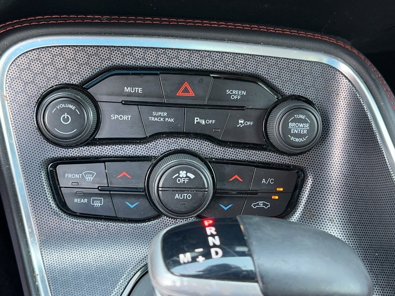 Dodge Challenger Vehicle Full-screen Gallery Image 23