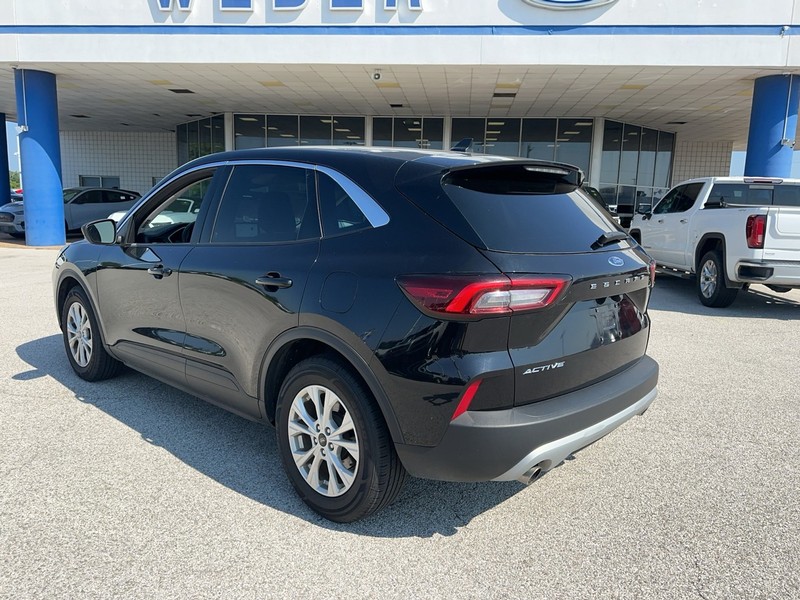 Ford Escape Vehicle Full-screen Gallery Image 3