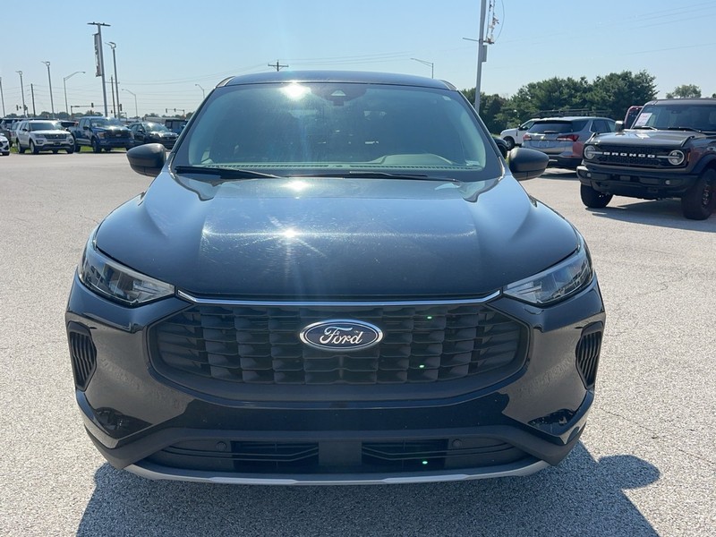 Ford Escape Vehicle Full-screen Gallery Image 9