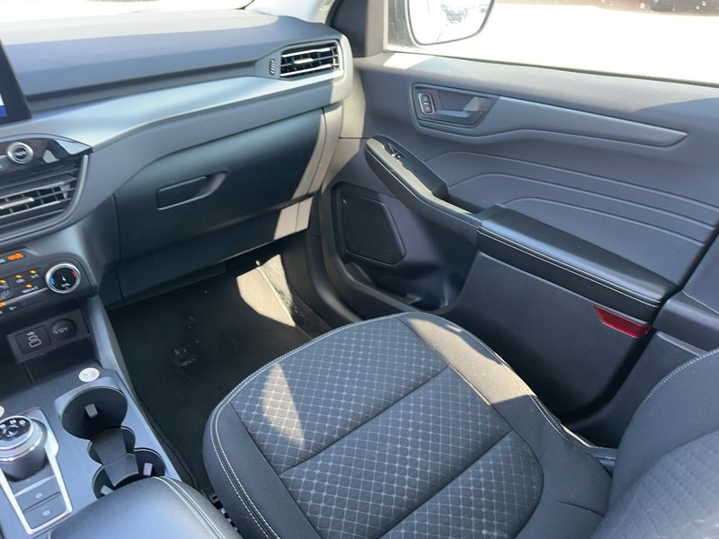 Ford Escape Vehicle Full-screen Gallery Image 16
