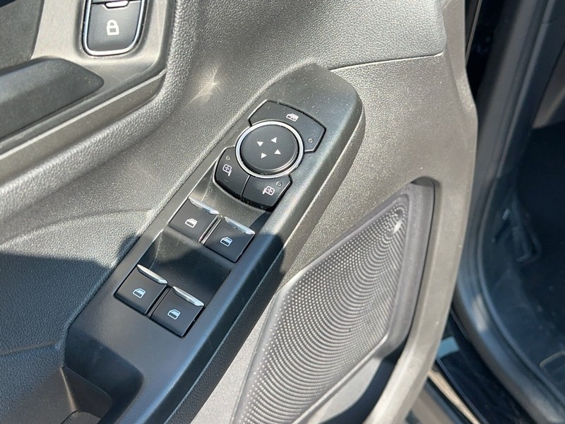 Ford Escape Vehicle Full-screen Gallery Image 17