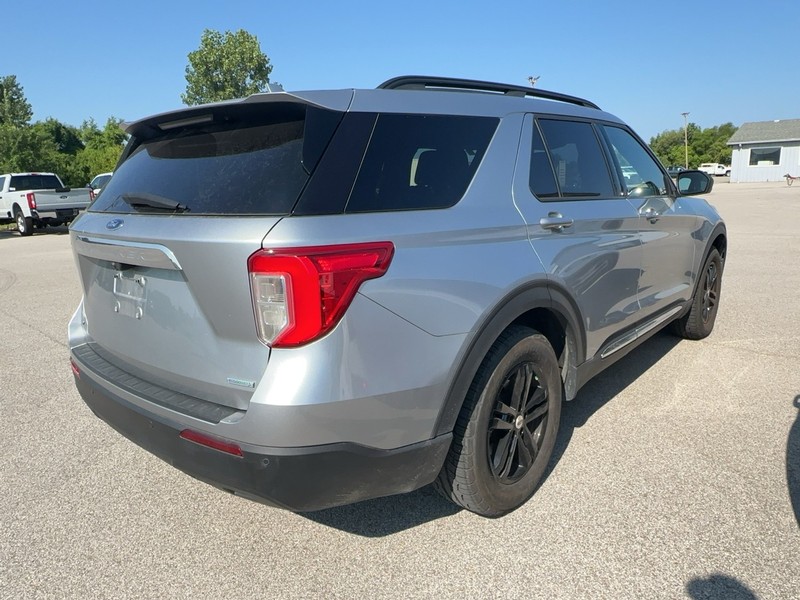 Ford Explorer Vehicle Full-screen Gallery Image 3