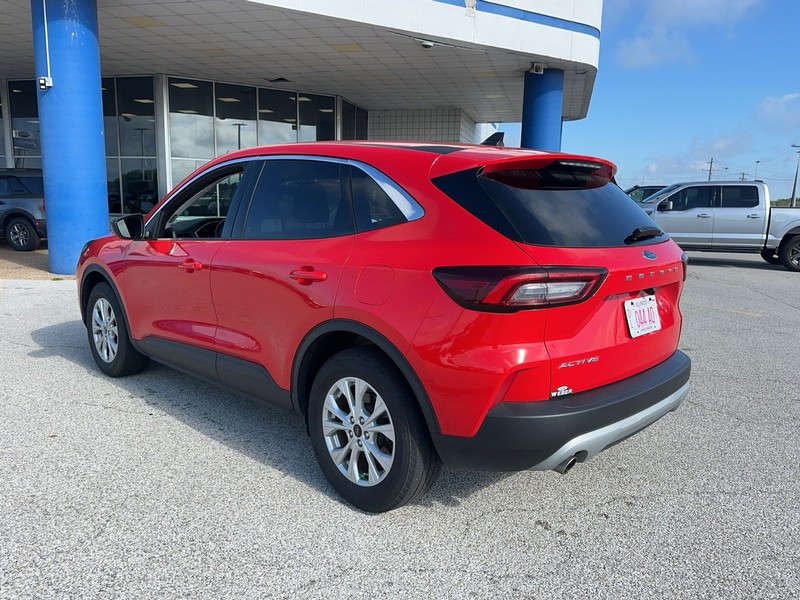 Ford Escape Vehicle Full-screen Gallery Image 3