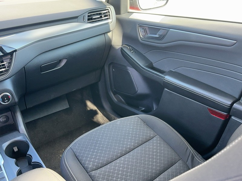 Ford Escape Vehicle Full-screen Gallery Image 16