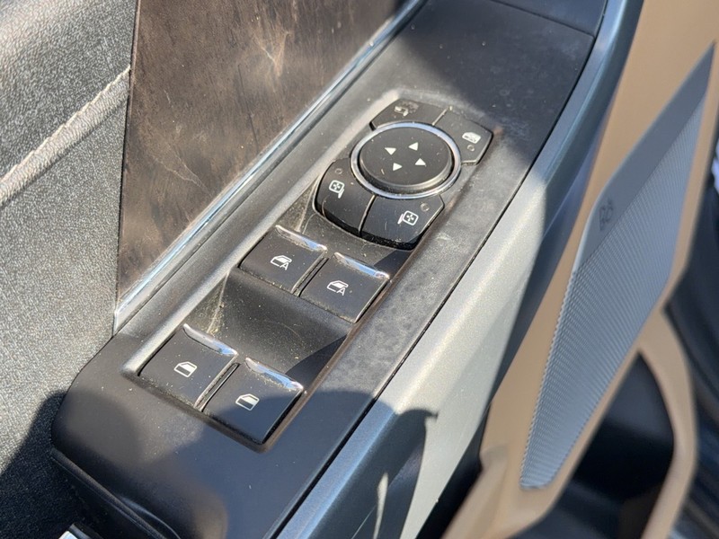 Ford F-150 Vehicle Full-screen Gallery Image 17