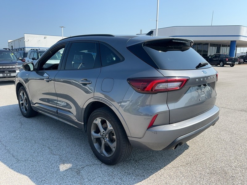 Ford Escape Vehicle Full-screen Gallery Image 3