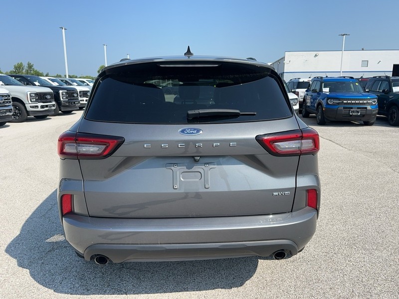 Ford Escape Vehicle Full-screen Gallery Image 4