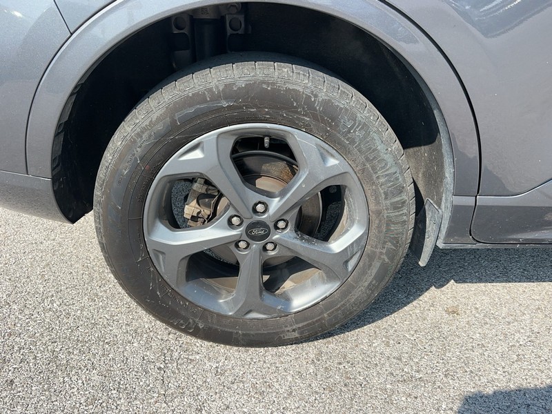 Ford Escape Vehicle Full-screen Gallery Image 6
