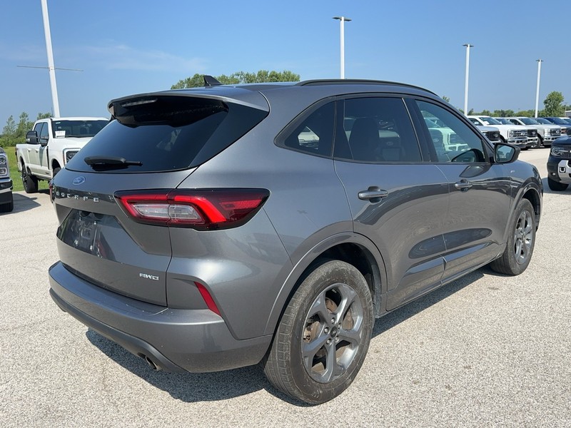 Ford Escape Vehicle Full-screen Gallery Image 7