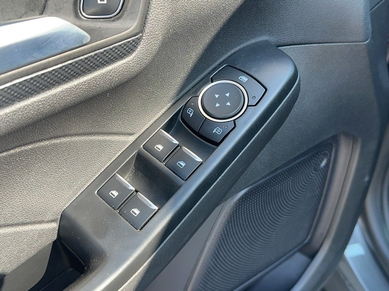 Ford Escape Vehicle Full-screen Gallery Image 16