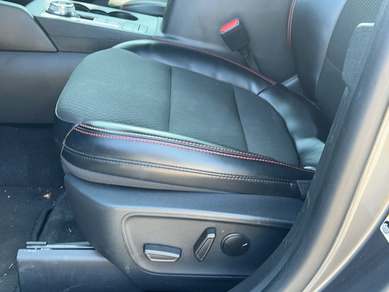 Ford Escape Vehicle Full-screen Gallery Image 17