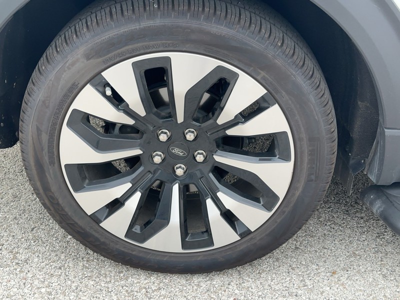 Ford Explorer Vehicle Full-screen Gallery Image 7
