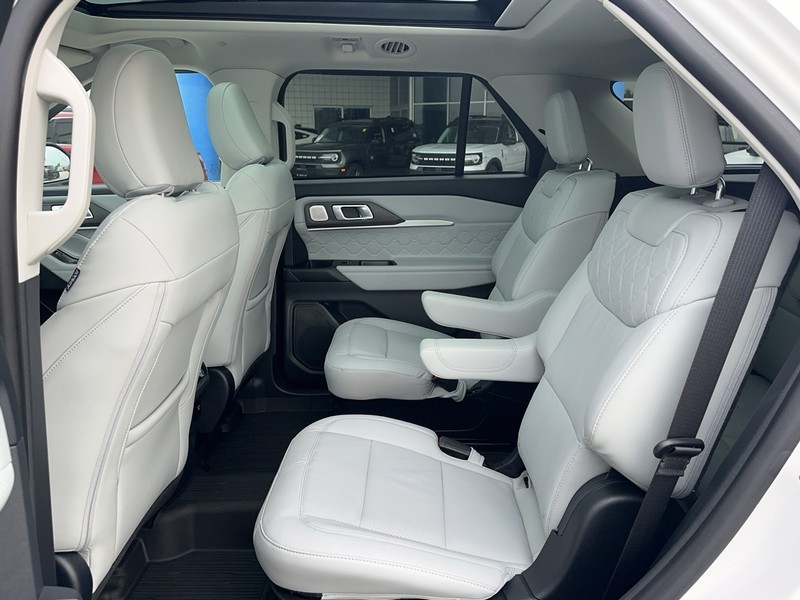 Ford Explorer Vehicle Full-screen Gallery Image 10