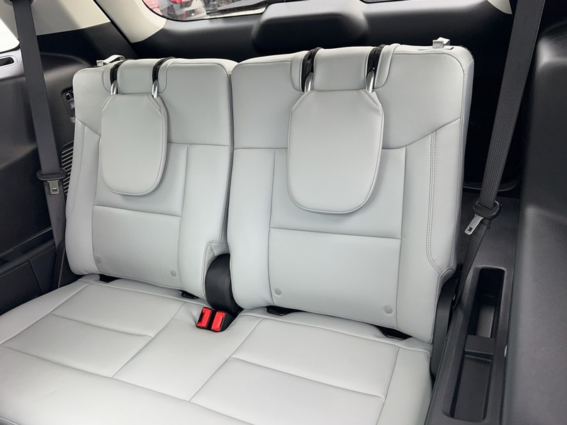 Ford Explorer Vehicle Full-screen Gallery Image 11