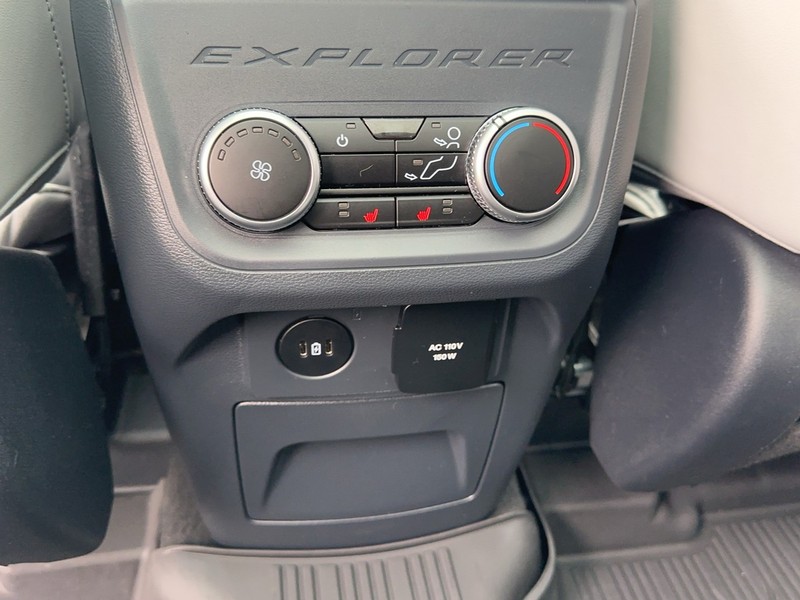 Ford Explorer Vehicle Full-screen Gallery Image 13