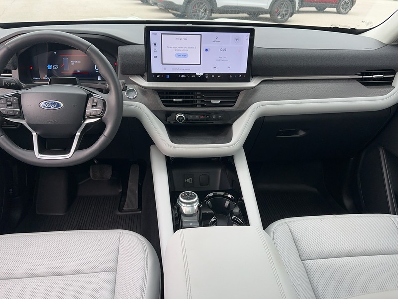 Ford Explorer Vehicle Full-screen Gallery Image 14