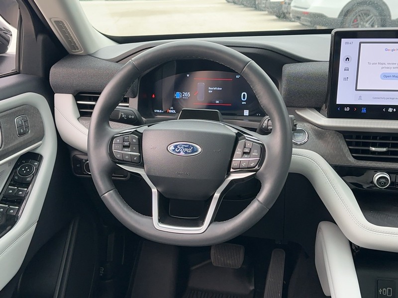 Ford Explorer Vehicle Full-screen Gallery Image 15