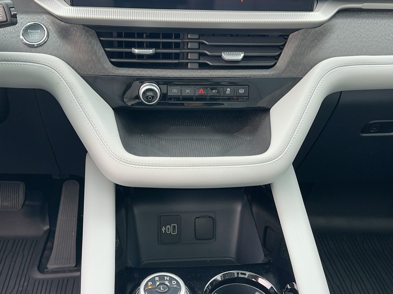 Ford Explorer Vehicle Full-screen Gallery Image 17