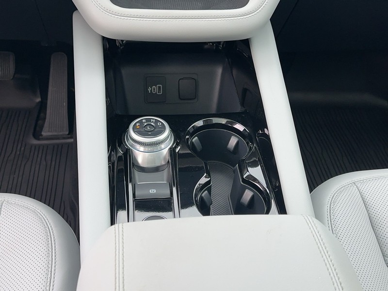 Ford Explorer Vehicle Full-screen Gallery Image 18