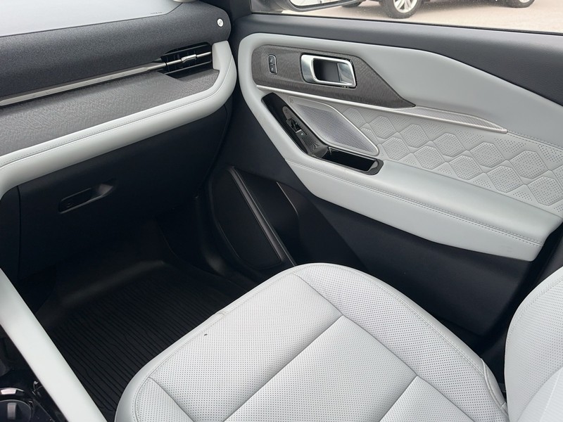 Ford Explorer Vehicle Full-screen Gallery Image 19