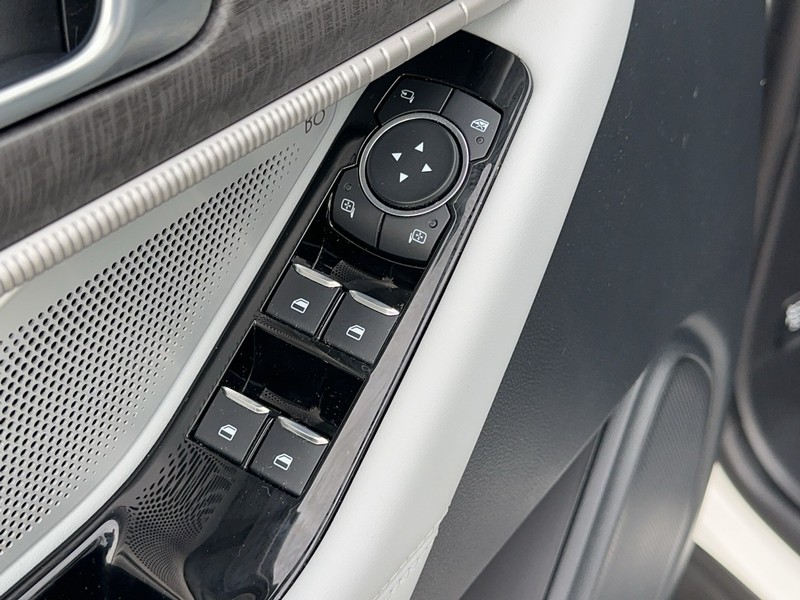 Ford Explorer Vehicle Full-screen Gallery Image 20