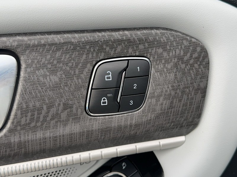 Ford Explorer Vehicle Full-screen Gallery Image 21