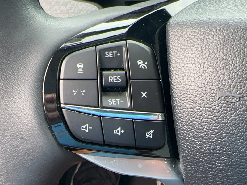 Ford Explorer Vehicle Full-screen Gallery Image 24