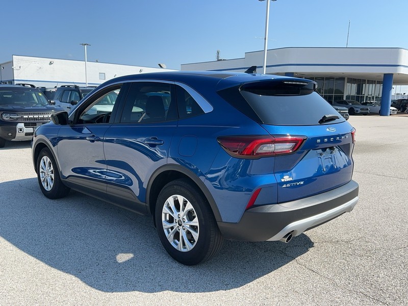 Ford Escape Vehicle Full-screen Gallery Image 3